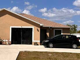 137 SE 13th St in Cape Coral, FL - Building Photo
