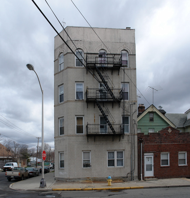 300 Watchung Ave in Orange, NJ - Foto de edificio - Building Photo