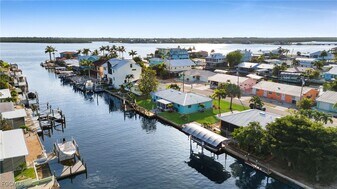 2758 Bruce St in Matlacha, FL - Building Photo