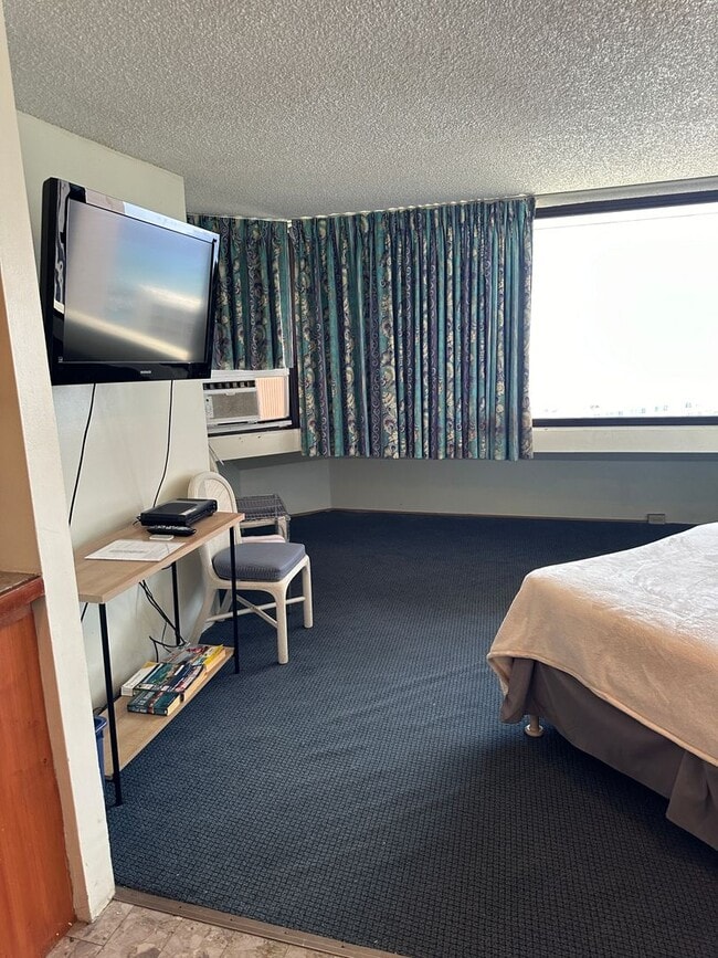 1700 Ala Moana Blvd in Honolulu, HI - Building Photo - Building Photo