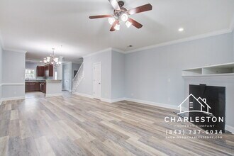 4902 Lake Palmetto Ln in North Charleston, SC - Foto de edificio - Building Photo