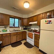 332 Friendship St in Iowa City, IA - Building Photo - Building Photo