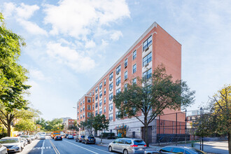 150 Clermont in Brooklyn, NY - Foto de edificio - Building Photo