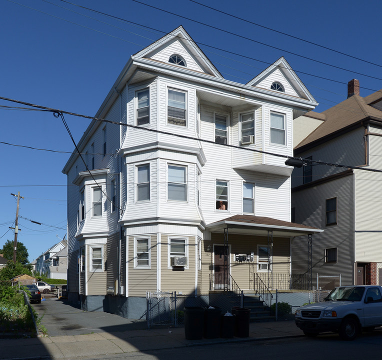 357 Ashley Blvd in New Bedford, MA - Foto de edificio