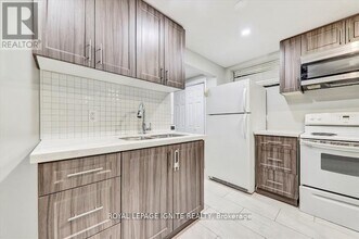 36 Hillside Dr in Brampton, ON - Building Photo - Building Photo