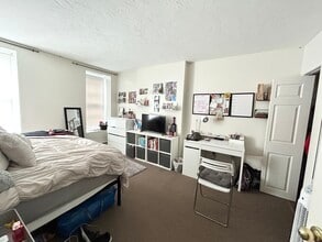 75 Hammond St, Unit 3 in Boston, MA - Foto de edificio - Building Photo