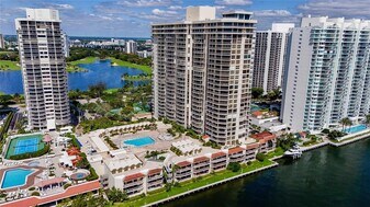 20191 E Country Club Dr, Unit 510 in Aventura, FL - Building Photo