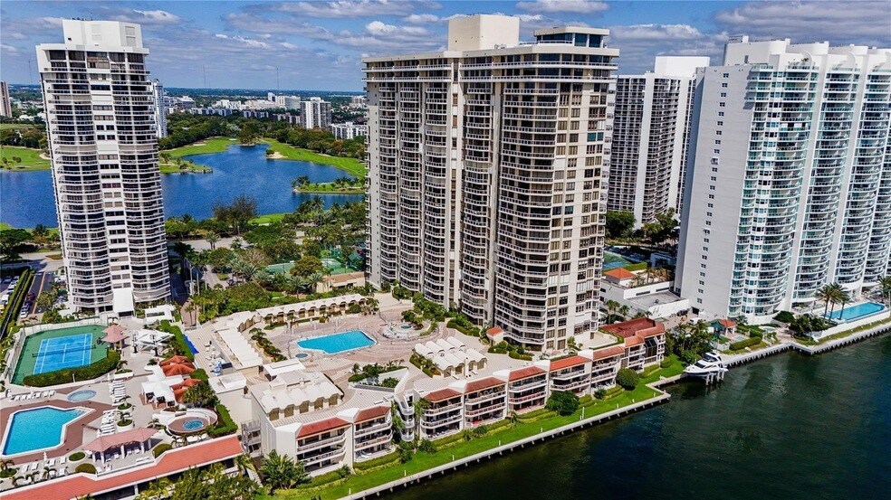 20191 E Country Club Dr, Unit 510 in Aventura, FL - Building Photo