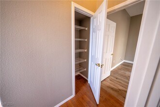 2140 Hot Oak Ridge St in Las Vegas, NV - Foto de edificio - Building Photo