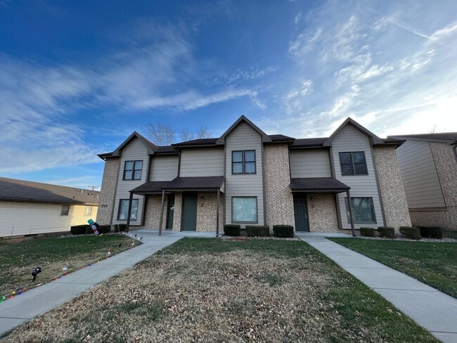 property at 727 W 8th St