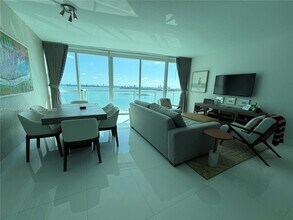 665 NE 25th St, Unit 2102 in Miami, FL - Foto de edificio - Building Photo