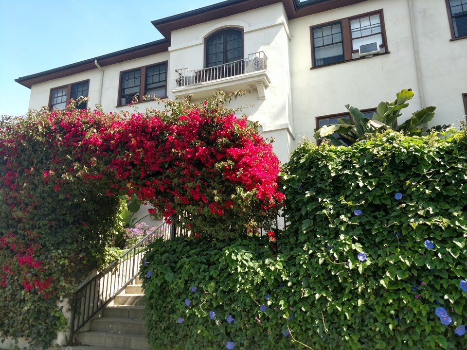 860 E Kensington Rd, Unit 864 in Los Angeles, CA - Foto de edificio