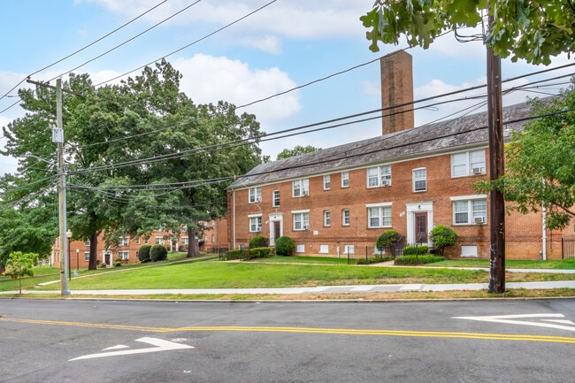 Madison Courts in Washington, DC - Foto de edificio - Building Photo
