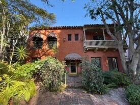 840 Huntley Dr, Unit 2 in West Hollywood, CA - Building Photo