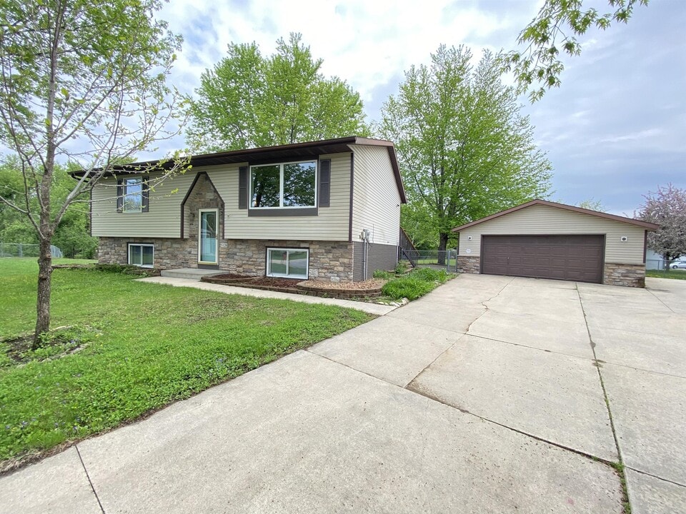 5126 20th Ave Ln NW in Rochester, MN - Building Photo