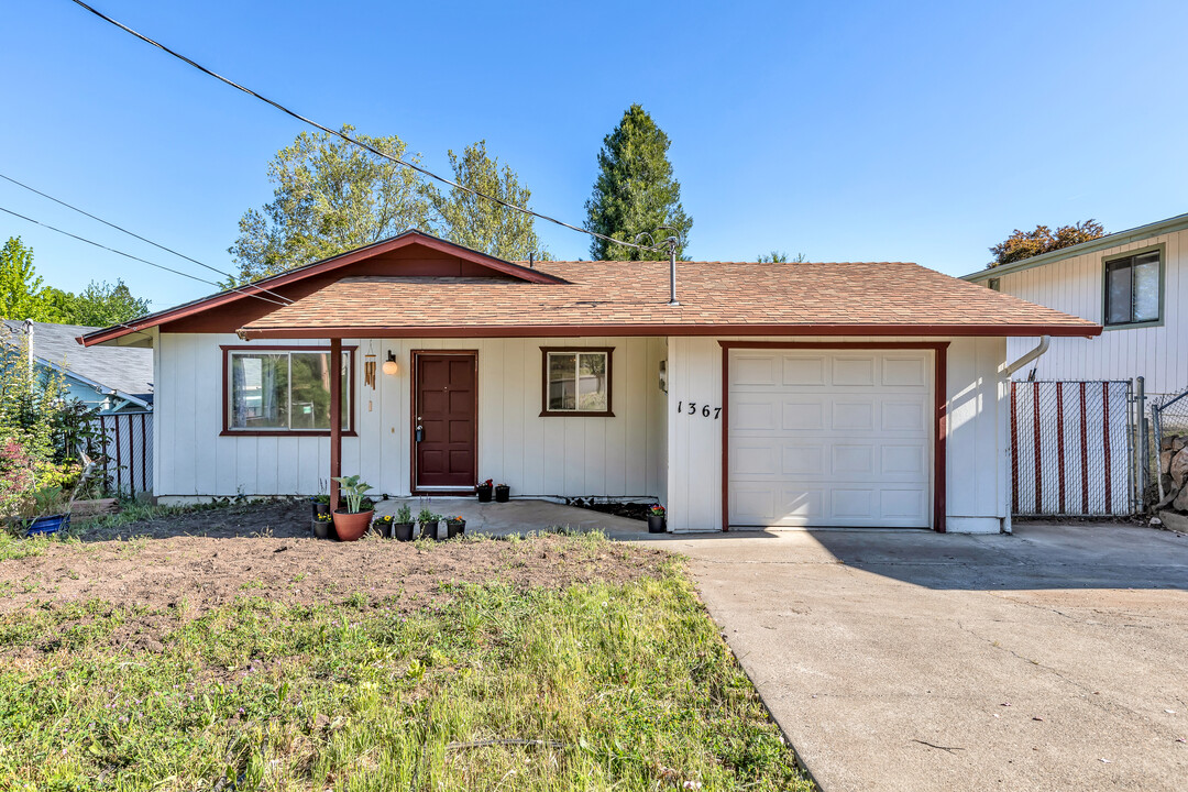 1367 Lawnridge St in Medford, OR - Building Photo