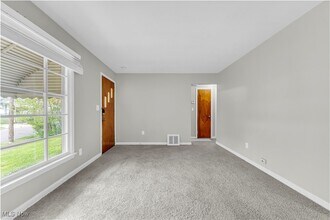 1171 Hilltop Dr in Akron, OH - Building Photo - Building Photo