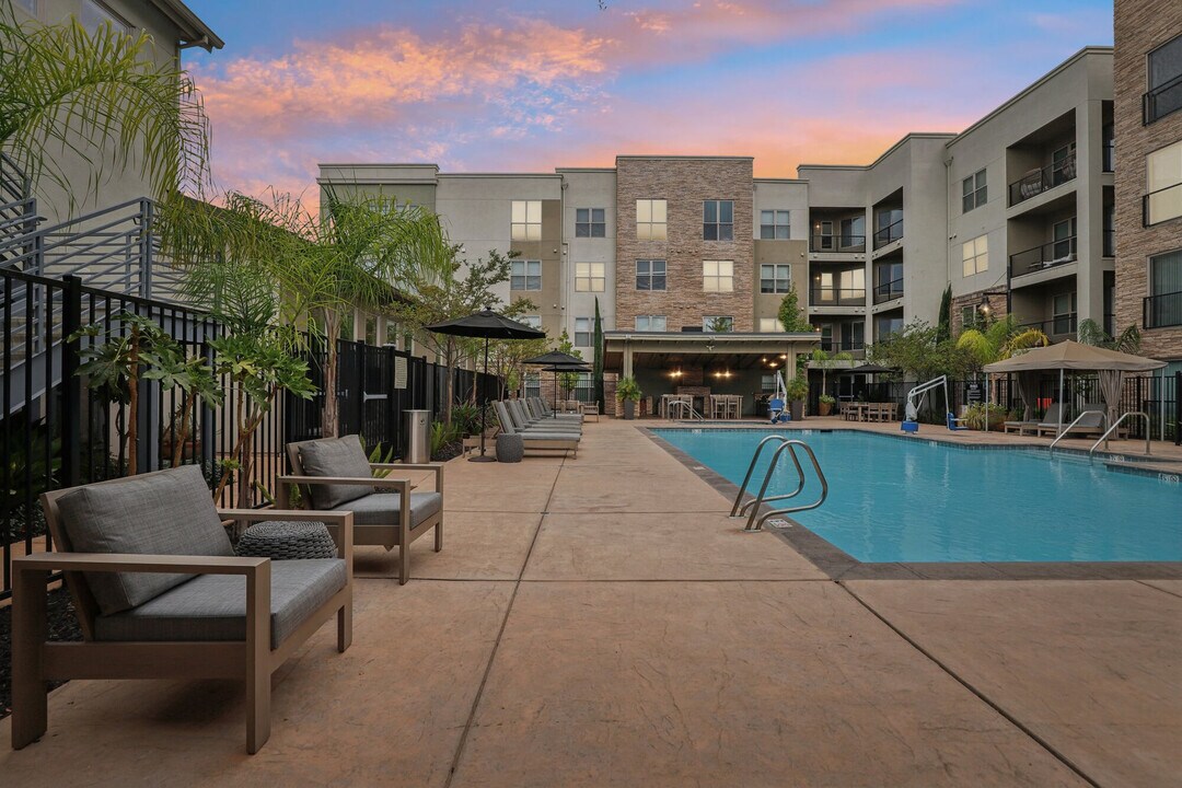 BDX at Capital Village in Rancho Cordova, CA - Foto de edificio