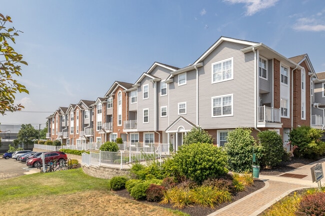 Liberty Terrace in East Rutherford, NJ - Foto de edificio - Building Photo