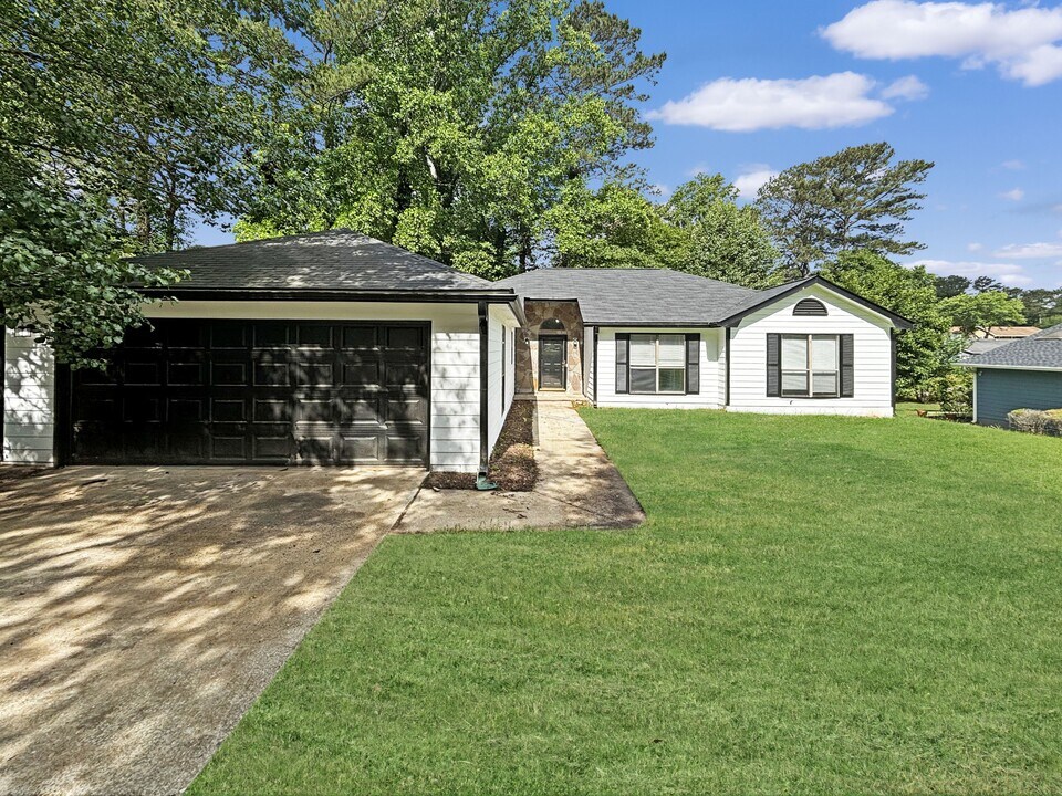 9032 Gardener Dr in Jonesboro, GA - Building Photo