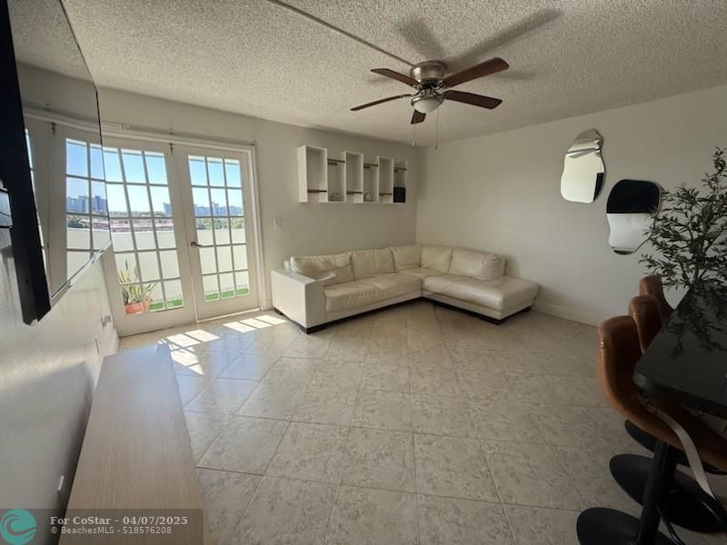 5050 NW 7th St in Miami, FL - Foto de edificio