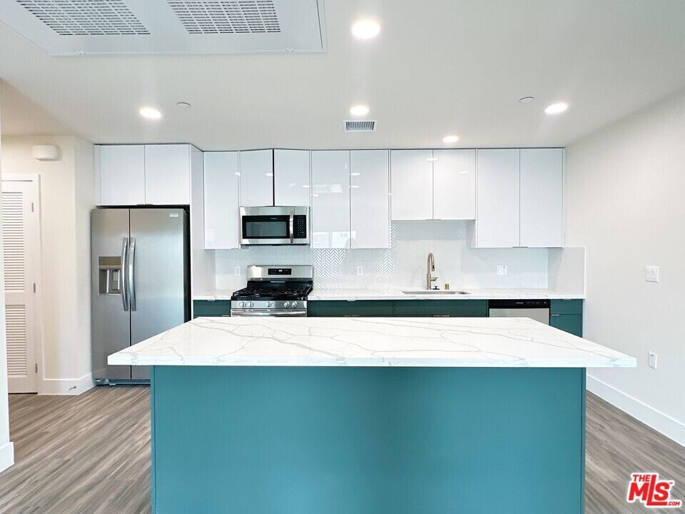 1037 Dewey Ave in Los Angeles, CA - Building Photo