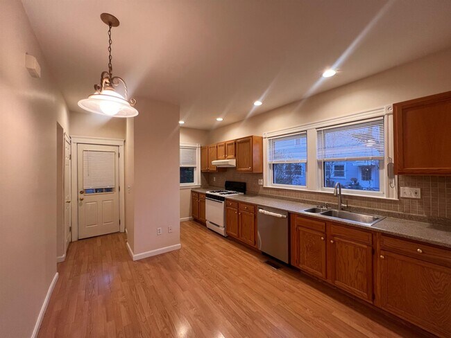 108 W Quincy St, Unit 1 in Somerville, MA - Foto de edificio - Building Photo