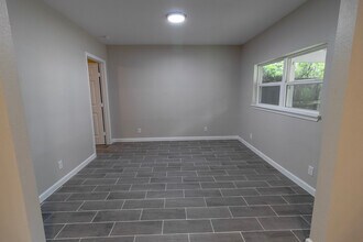 1011 1/2 North Roberson St in Conroe, TX - Building Photo - Building Photo