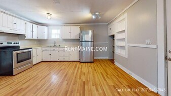 52 Hayes St, Unit 1 in Old Town, ME - Building Photo