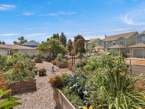 Highland Court Apartments in North Plains, OR - Building Photo - Building Photo