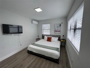584 NW 30th St in Miami, FL - Building Photo - Building Photo
