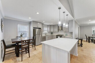 10719 Del Monte Dr in Houston, TX - Building Photo - Building Photo