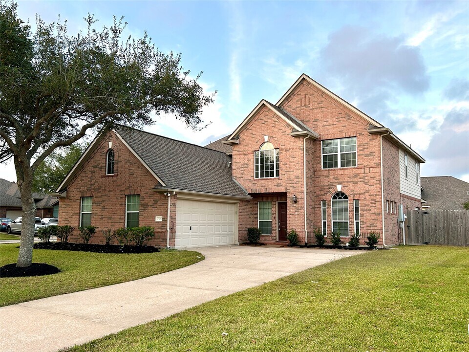 2518 Brittany Lakes Dr in League City, TX - Building Photo