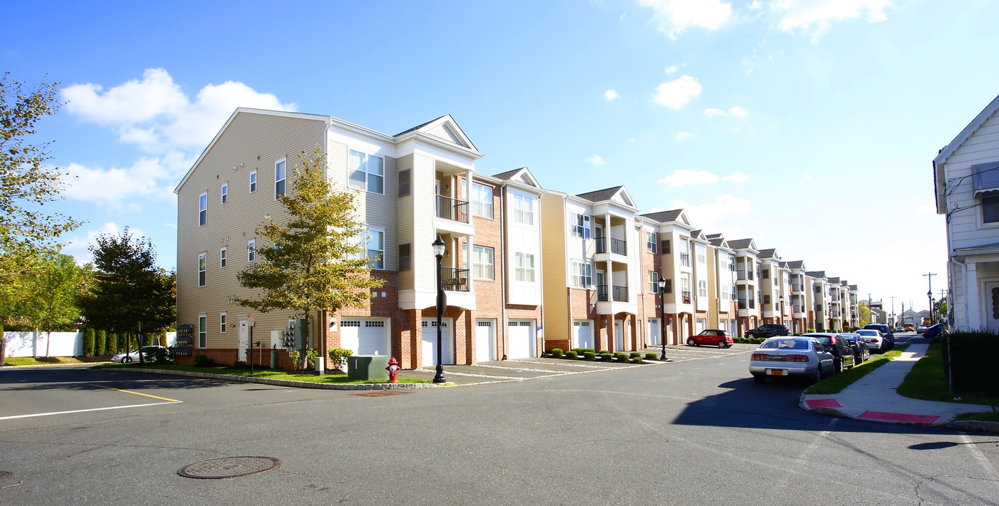 Camelot at Federal Hill in Perth Amboy, NJ - Building Photo