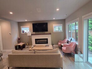 9869 135th Ave NE in Kirkland, WA - Building Photo - Building Photo