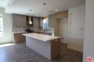 11733 Missouri Ave in Los Angeles, CA - Building Photo - Building Photo