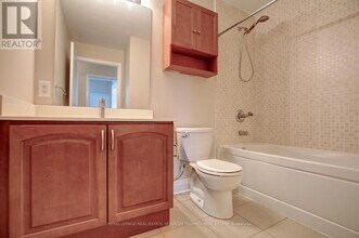 1 Hurontario St in Mississauga, ON - Building Photo - Building Photo