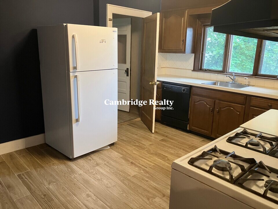 93 Hillside Rd, Unit 2A in Watertown, MA - Building Photo