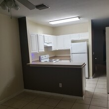 1243 Charlesworth Dr in Zephyrhills, FL - Building Photo - Building Photo