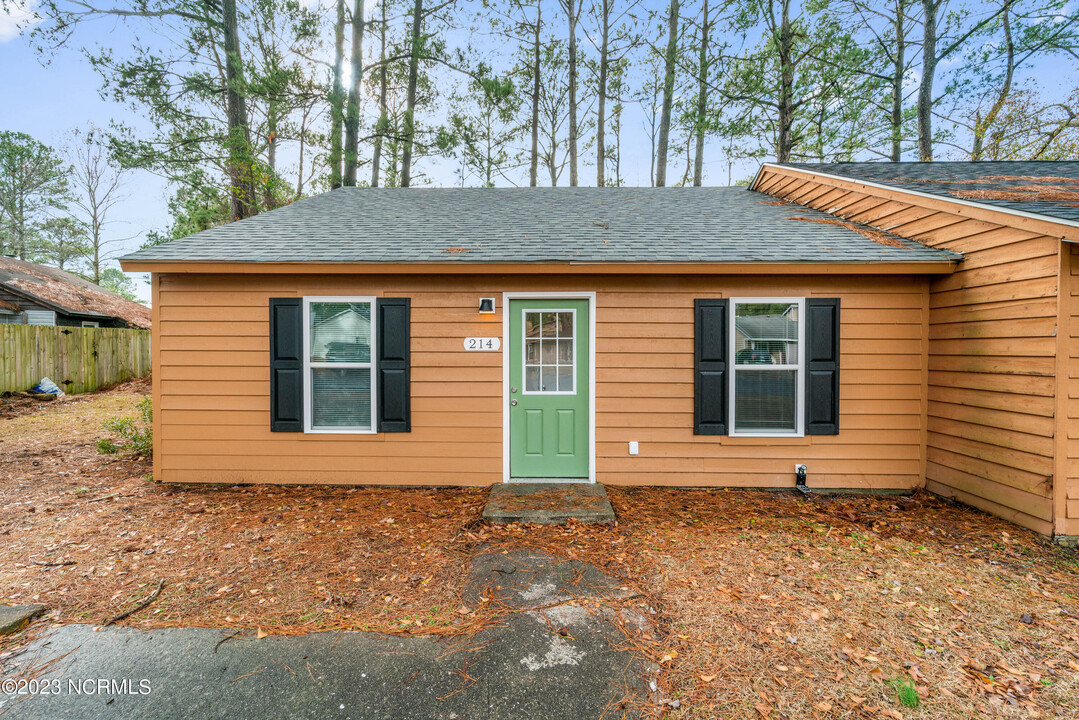 214 Village Dr in Jacksonville, NC - Building Photo