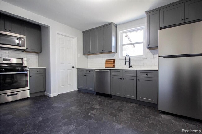 1308 E Milton Ave in Hazel Park, MI - Building Photo - Building Photo