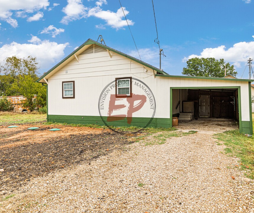 107 W Commerce St in Leroy, TX - Building Photo