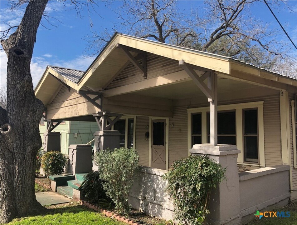 420 W San Antonio St in San Marcos, TX - Foto de edificio