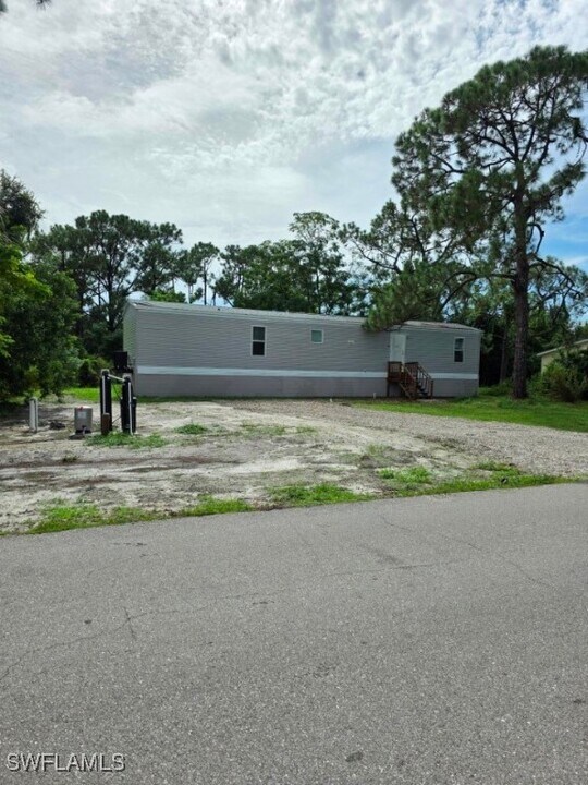 8385 Marx Dr in North Fort Myers, FL - Building Photo