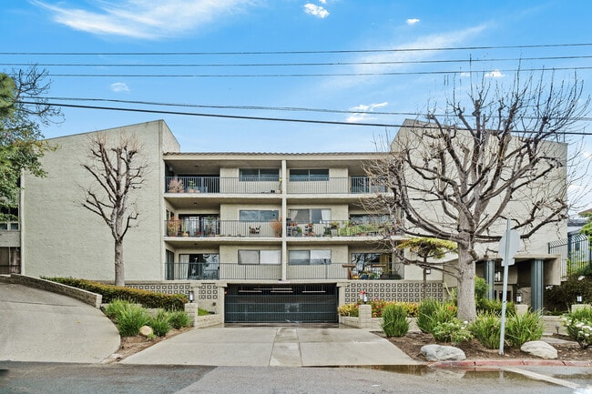 2929 Waverly Dr, Unit 110 in Los Angeles, CA - Building Photo - Building Photo