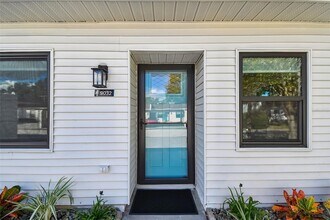 9032 Mission Oaks Blvd, Unit F in Seminole, FL - Foto de edificio - Building Photo