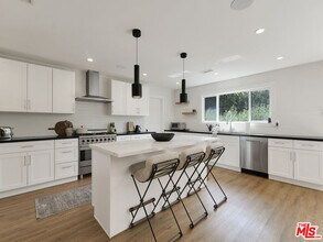 13506 W Chandler Blvd in Los Angeles, CA - Building Photo - Building Photo