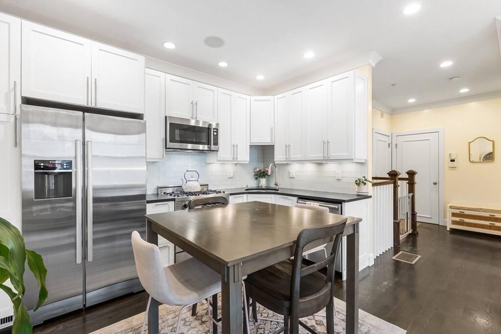 170 W Fifth St in Boston, MA - Building Photo