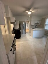 2527 S Howell Ave, Unit Howell in Milwaukee, WI - Foto de edificio - Building Photo