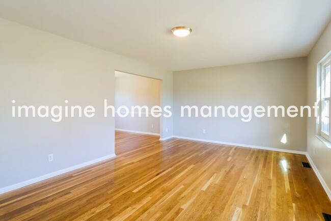 1723 Pinebluff Ln in Cincinnati, OH - Building Photo - Building Photo